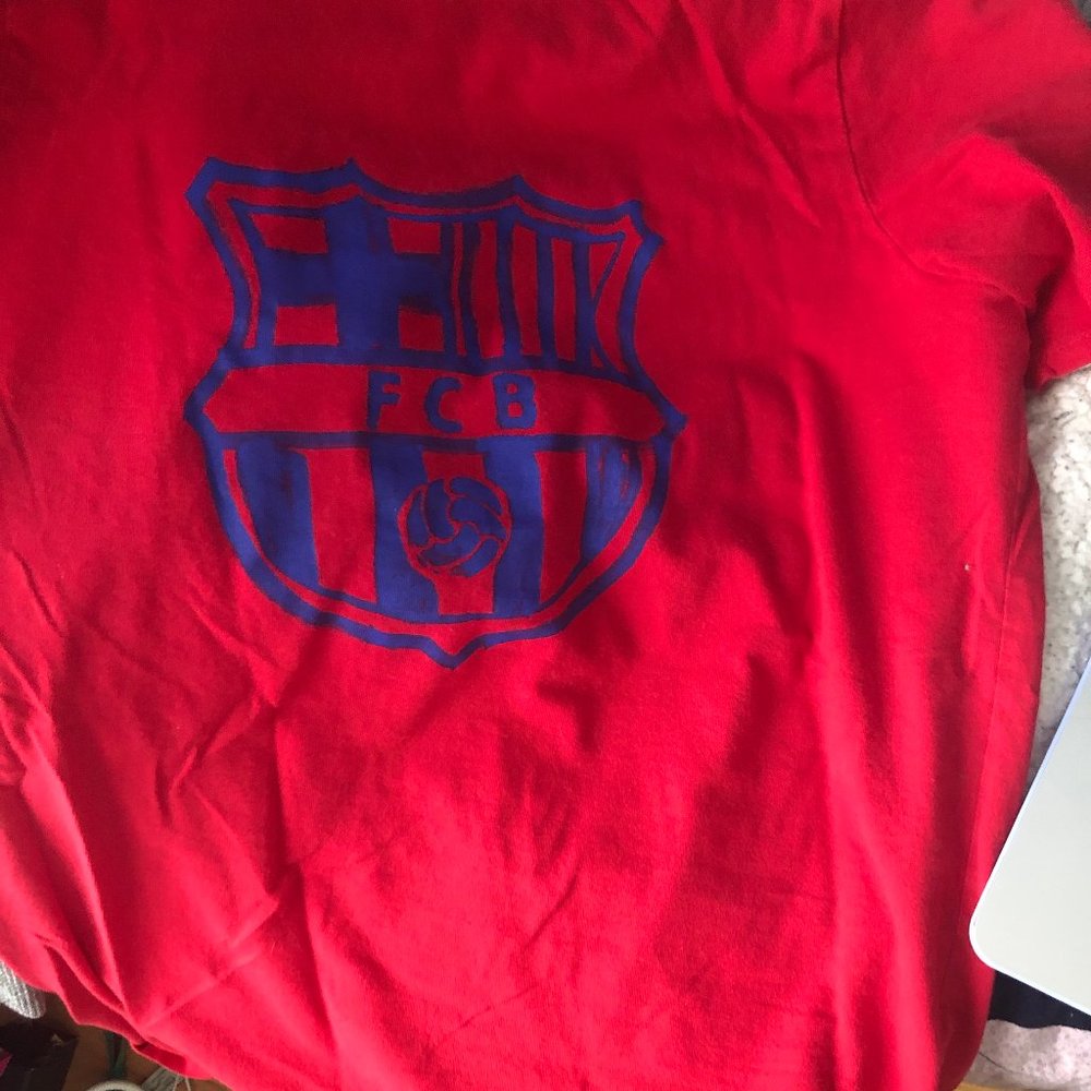 Nike-Barcelona tee shirt size kids large